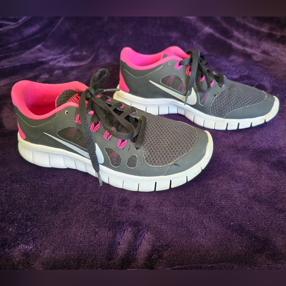 Nike Black and Pink Sneakers | Big Kid Size 3.5 - Picture 2 of 13